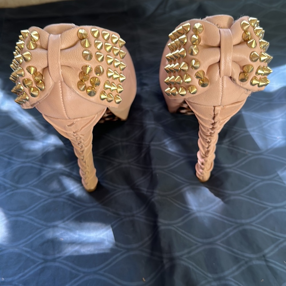 Heels - Picture 3 of 4